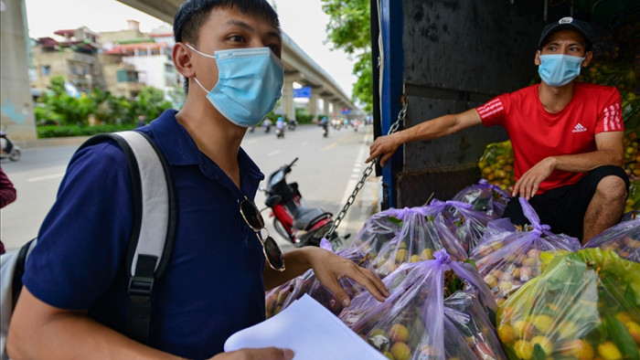 Vải Bắc Giang vượt 'vòng vây' về Hà Nội, dân gọi nhau giải cứu
