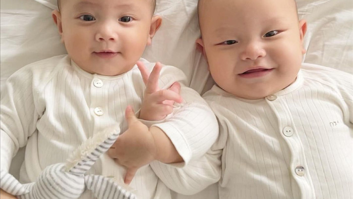 Bộ ảnh mới dễ thương của cặp song sinh nhà Hồ Ngọc Hà - Kim Lý