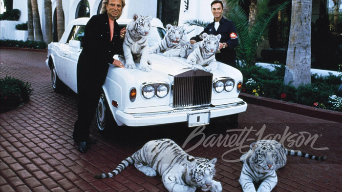 Một mẫu xe khác thuộc sở hữu của Siegfried & Roy đang được bán là Rolls-Royce Corniche 1994, là một món quà Roy được tặng nhân dịp sinh nhật lần thứ 50 của ông. Đây là một trong số 219 mẫu xe được sản xuất từ năm 1993 tới năm 1996.