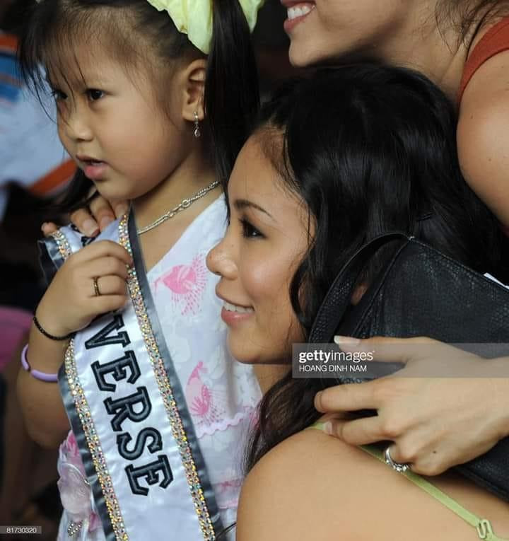 Bé gái Việt đeo dải băng Miss Universe, dân mạng tò mò giờ ở đâu-1