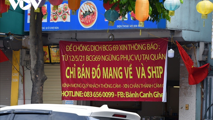 Trước yêu cầu của TP Hà Nội nen nhiều cửa hàng đã chuyển cách kinh doanh, bán hàng.