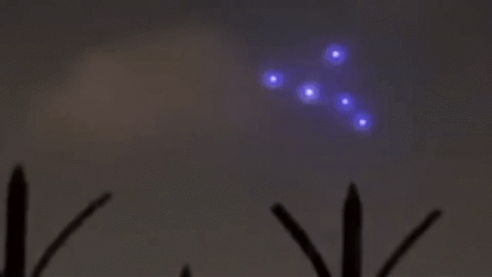 Ánh sáng kỳ lạ trên bầu trời London, có phải UFO ghé thăm Trái đất? - 1