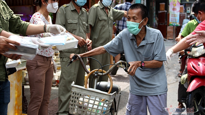 Người Sài Gòn gõ cửa từng nhà tặng khẩu trang, chung tay phát cơm 0 đồng