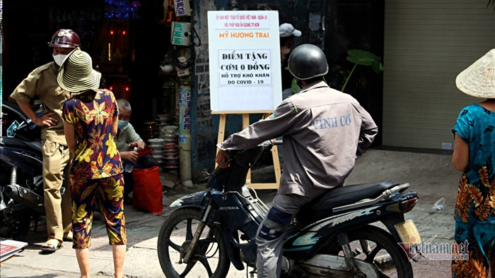 Người Sài Gòn gõ cửa từng nhà tặng khẩu trang, chung tay phát cơm 0 đồng
