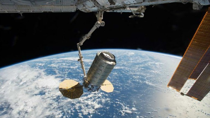 Rác không gian đâm thủng cánh tay robot của Trạm Vũ trụ Quốc tế ISS - 2