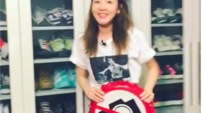 Dara cùng bộ sưu tập giày thể thao của mình (ảnh @VogueKorea)