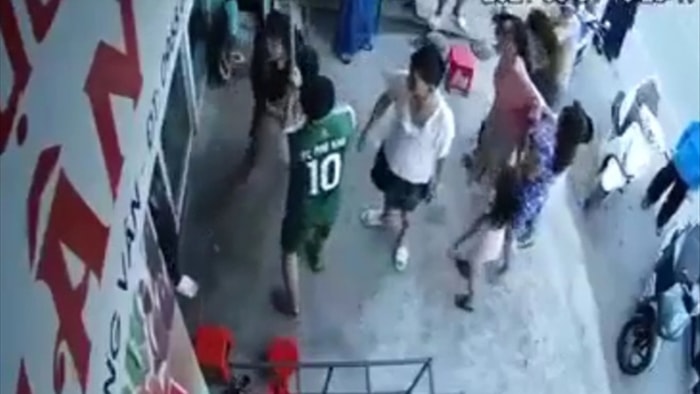 Giám đốc công ty điện nói gì về việc cùng 3 con hành hung phụ nữ hàng xóm? - 1 Giám đốc công ty điện nói gì về việc cùng 3 con hành hung phụ nữ hàng xóm? - 1