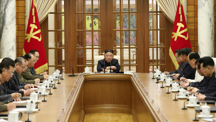 Vắng bóng nhiều ngày, Kim Jong Un bất ngờ tái xuất triệu tập họp khẩn