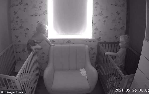 Xem camera trong phòng các con, bố mẹ sững sờ trước hành động của cặp song sinh lúc sáng sớm-2