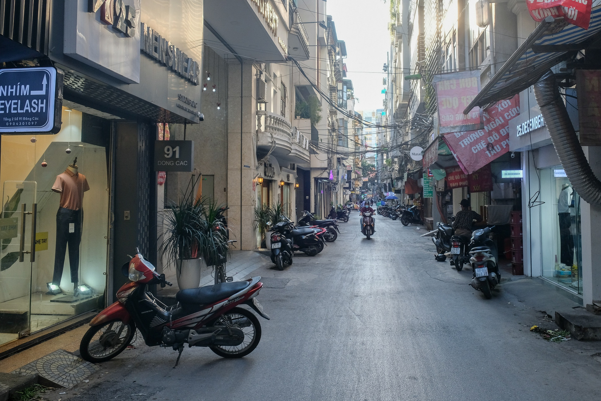 Những con phố thời trang ở Hà Nội: Ngày ế ẩm, tối tắt đèn đi ngủ sớm-8