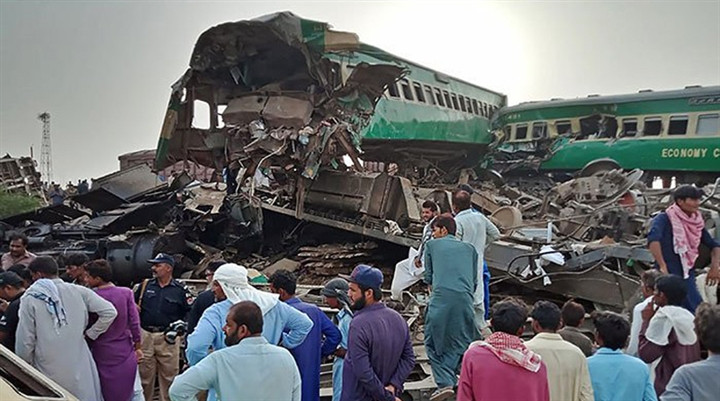 Pakistan: Tàu hỏa lao vào nhau, 30 người thiệt mạng-1