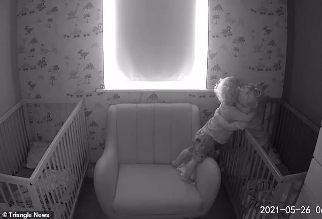 Xem camera trong phòng các con, bố mẹ sững sờ trước hành động của cặp song sinh lúc sáng sớm-3