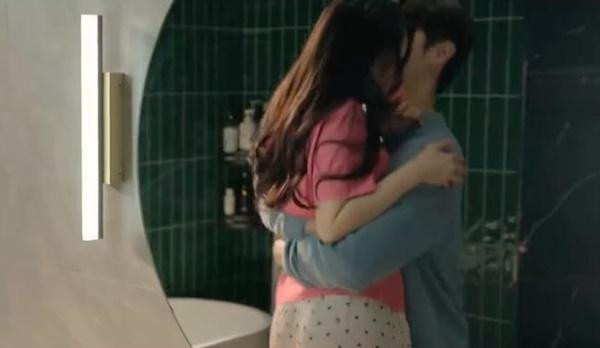 Lộ cảnh Dương Mịch - Hứa Khải ôm hôn, nhà trai bế nhà gái lên người với tư thế 18+-3