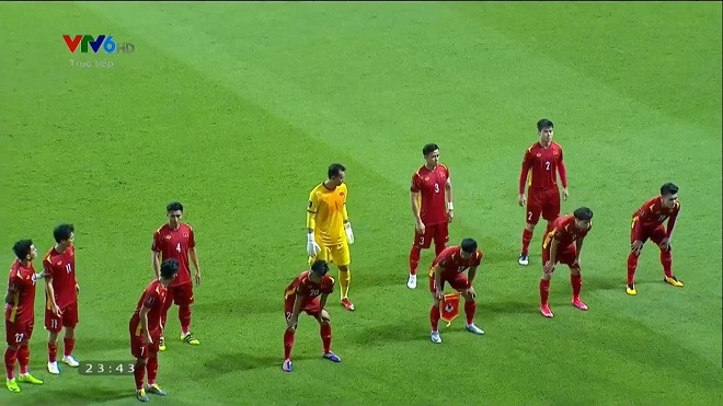 Đội tuyển Việt Nam gây sốt khi chụp ảnh kiểu giãn cách ở trận đấu với Indonesia-1