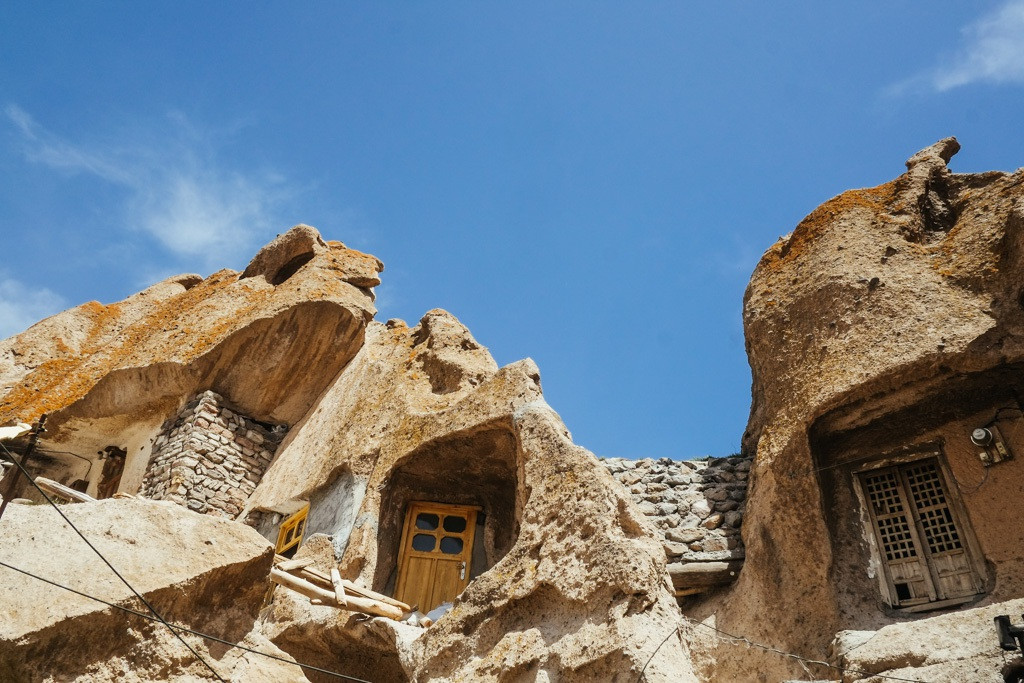 Những ngôi nhà kỳ lạ xây trong núi đá đã 700 năm tuổi-2