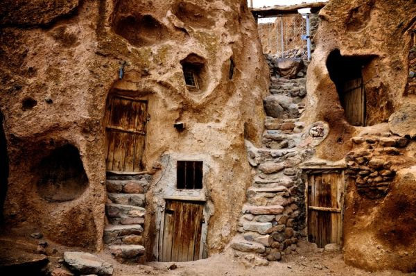 Những ngôi nhà kỳ lạ xây trong núi đá đã 700 năm tuổi-4