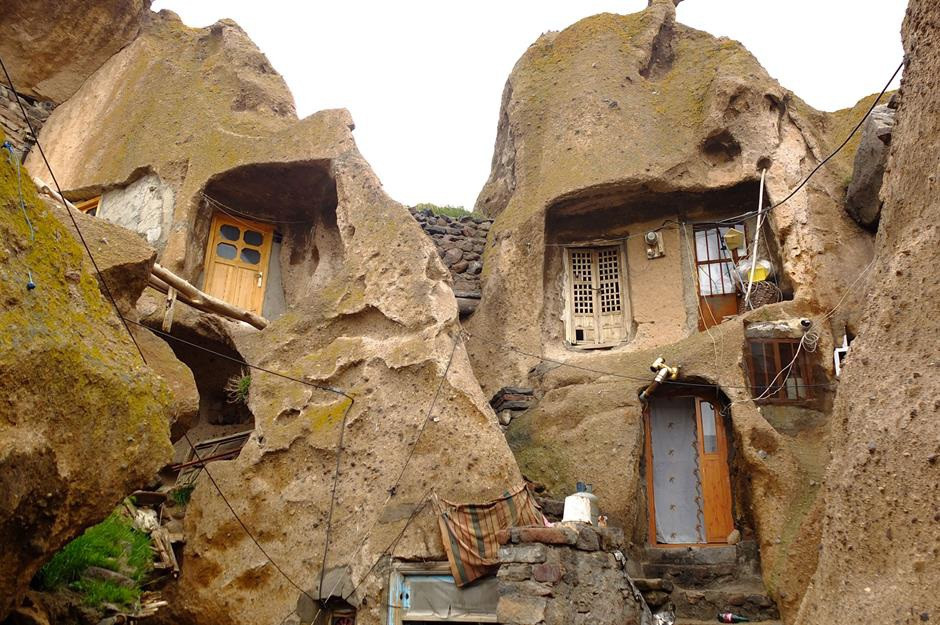 Những ngôi nhà kỳ lạ xây trong núi đá đã 700 năm tuổi-3