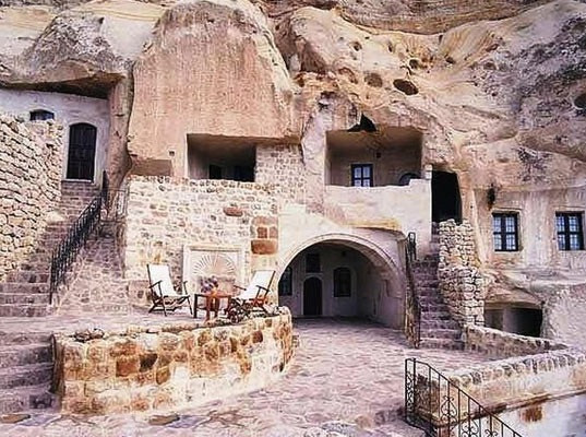Những ngôi nhà kỳ lạ xây trong núi đá đã 700 năm tuổi-5