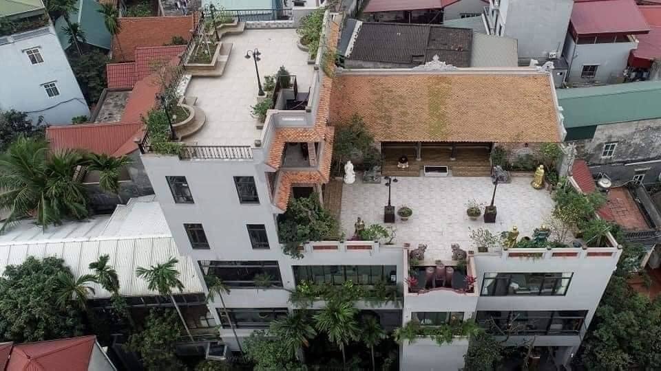 Nhà cổ nằm trên nóc biệt thự gần 500m2 ở Hà Nội