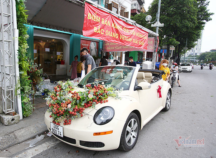 Xe hoa kết bằng 30kg vải thiều trên phố Hà Nội thu hút mọi ánh nhìn-10