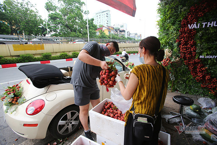Xe hoa kết bằng 30kg vải thiều trên phố Hà Nội thu hút mọi ánh nhìn-11