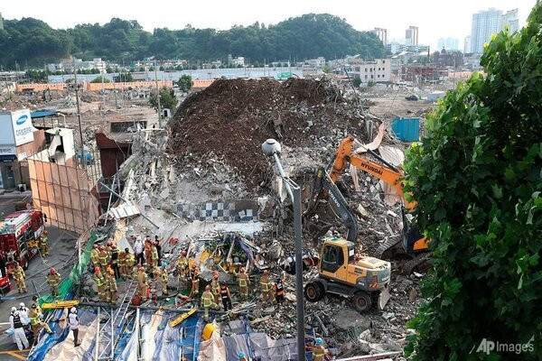 Nhà cao tầng đổ sập ở Hàn Quốc, nhiều người thiệt mạng-1