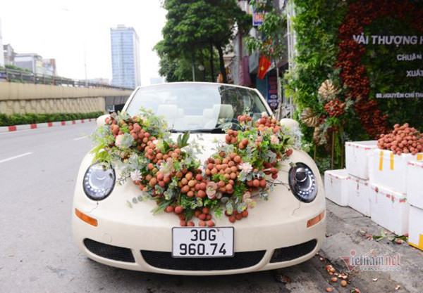 Xe hoa kết bằng 30kg vải thiều trên phố Hà Nội thu hút mọi ánh nhìn-5