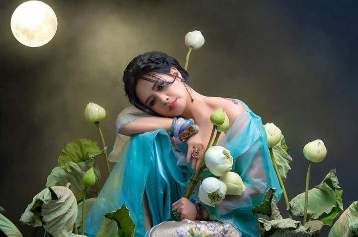 Ngắm người đàn bà đẹp Thanh Lam bên hoa sen-8