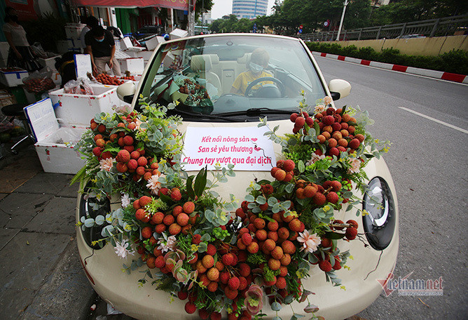 Xe hoa kết bằng 30kg vải thiều trên phố Hà Nội thu hút mọi ánh nhìn-1