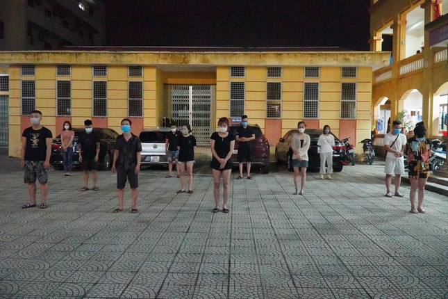 Giữa tâm dịch Bắc Ninh, 11 thanh niên tụ tập bay lắc trong khách sạn-1