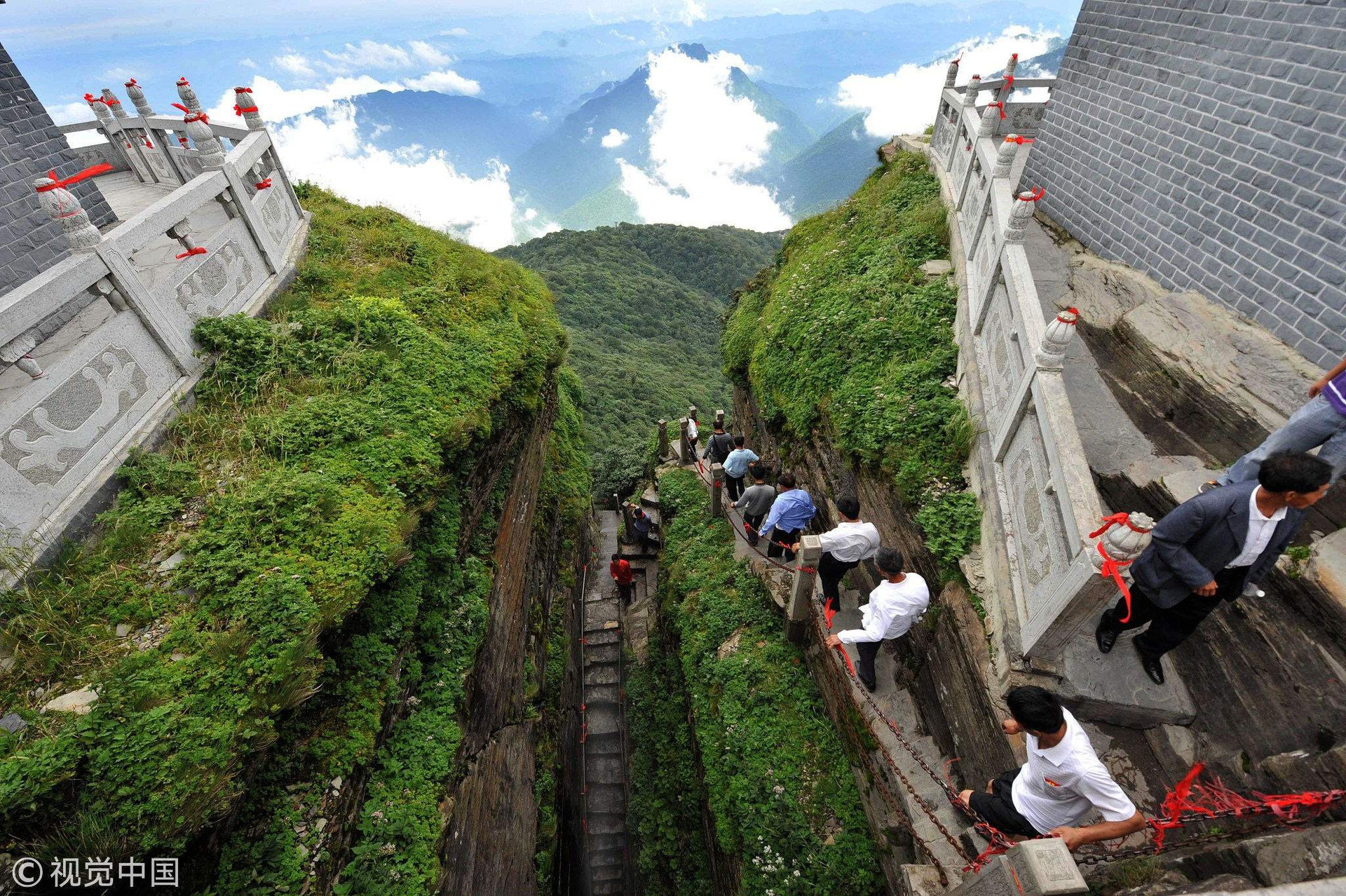Rùng mình chứng kiến du khách leo ngọn núi siêu cao, dựng đứng ở Trung Quốc-2