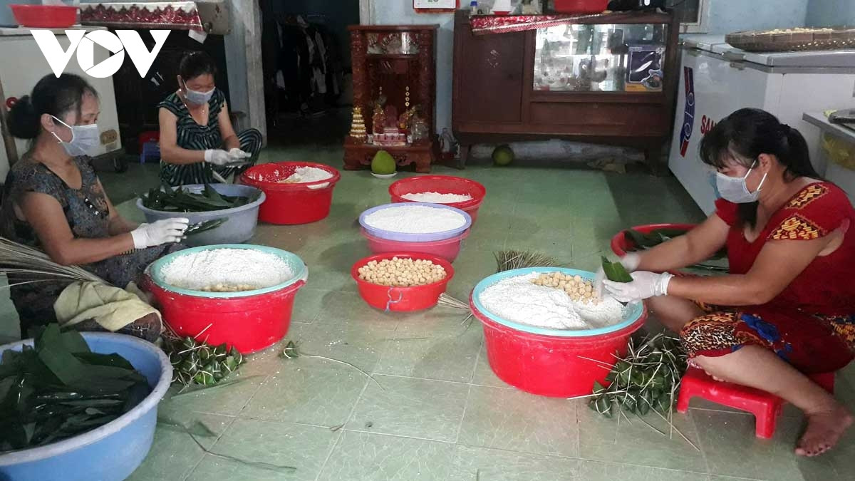 Bánh ú nước tro Sóc Trăng hút khách dịp Tết Đoan Ngọ-1