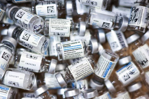 Mỹ vứt bỏ 60 triệu liều vắc xin Covid-19, Malaysia kéo dài phong tỏa-1