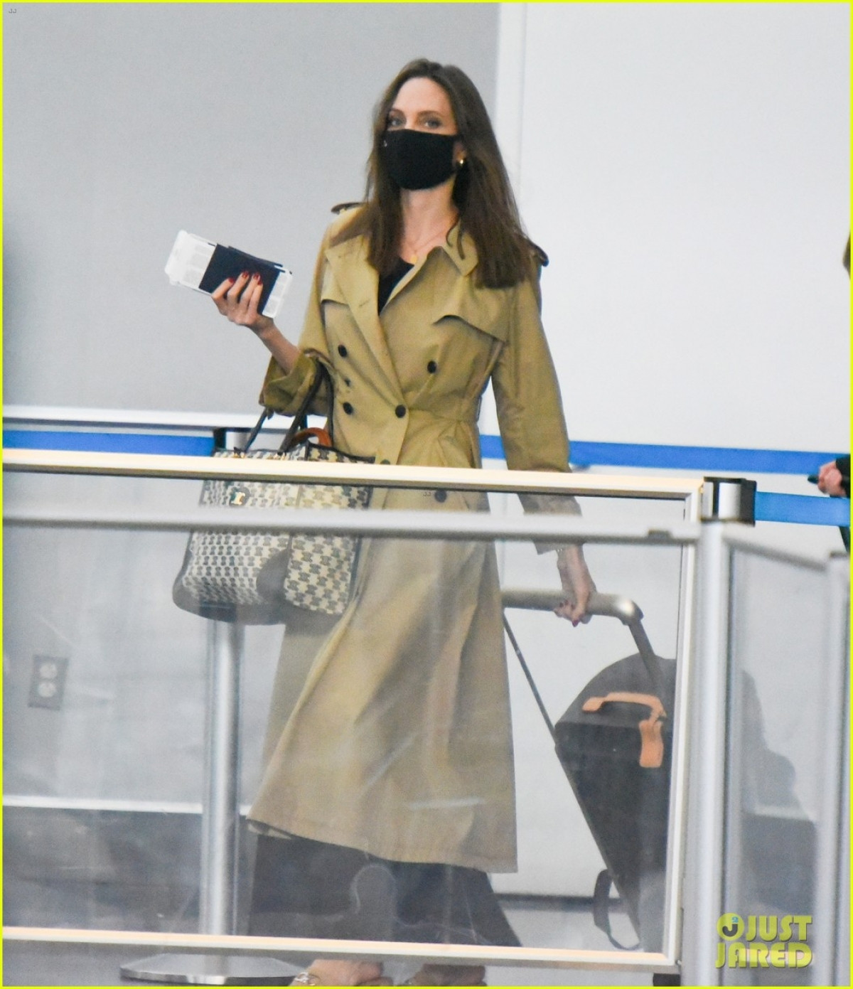 Angelina Jolie tái xuất gầy gò ở sân bay JFK-1