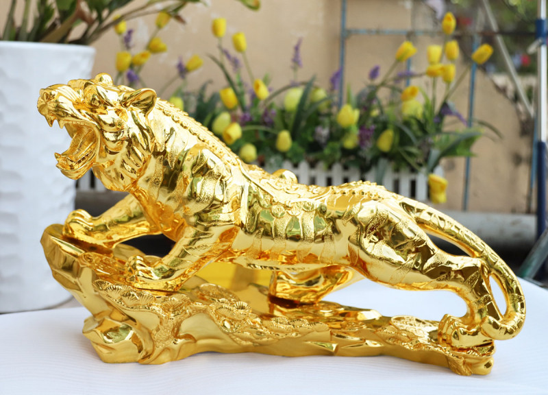 Tượng Hổ uy phong mạ vàng được khắc họa khéo léo, nổi bật nét dũng mãnh, uy phong của chúa tể rừng xanh.
