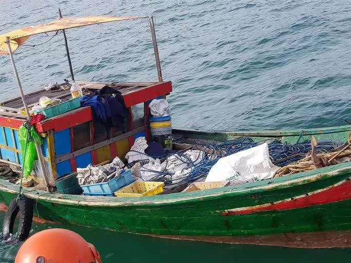 3 ngư dân bất ngờ phát hiện kho báu kim loại dưới đáy biển Quảng Bình-2