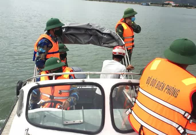 3 ngư dân bất ngờ phát hiện kho báu kim loại dưới đáy biển Quảng Bình-1