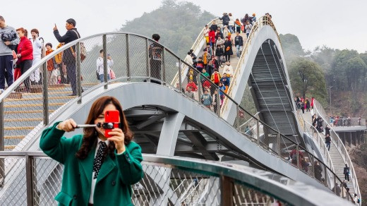 Cầu uốn lượn giữa 2 vách núi cao 140 m ở Trung Quốc gây bão mạng xã hội-5