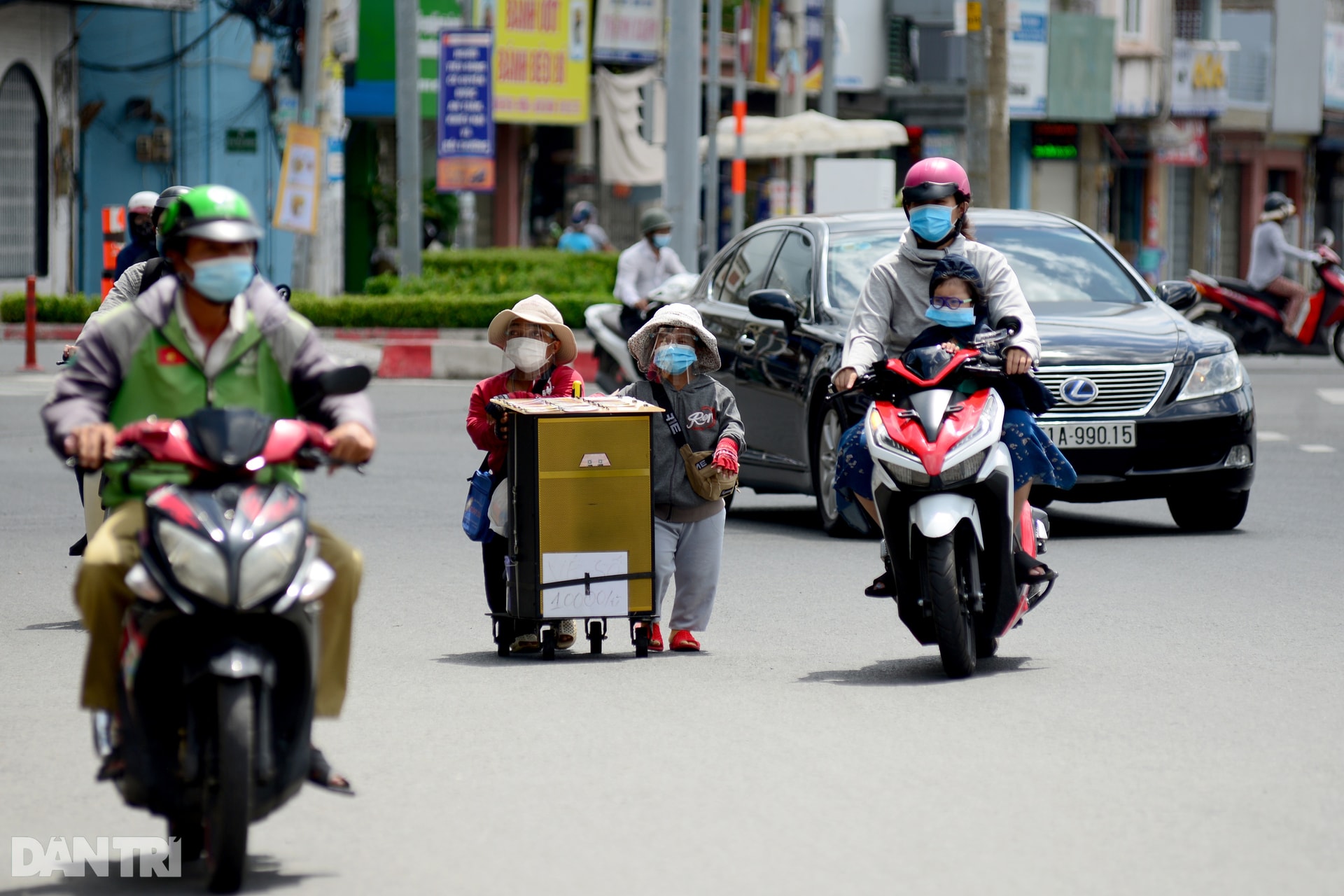 Cặp vợ chồng tí hon ở Sài Gòn bán vé số mùa dịch để nuôi nghiệp thể thao - 1 Cặp vợ chồng tí hon ở Sài Gòn bán vé số mùa dịch để nuôi nghiệp thể thao-1