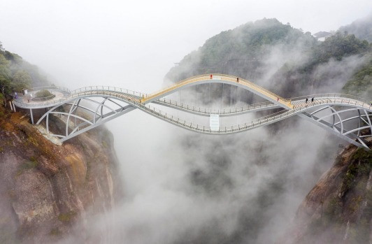 Cầu uốn lượn giữa 2 vách núi cao 140 m ở Trung Quốc gây bão mạng xã hội-6