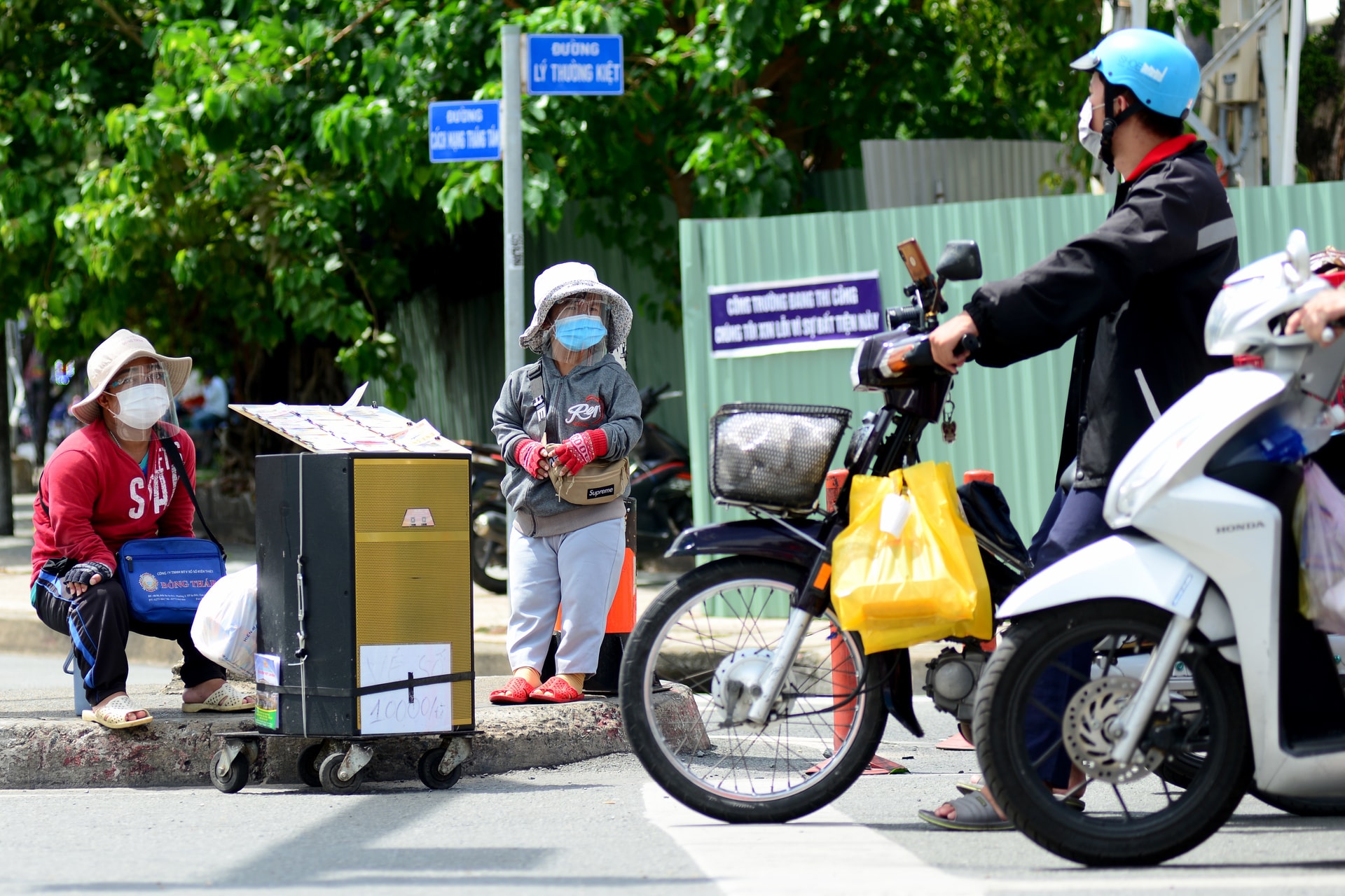Cặp vợ chồng tí hon ở Sài Gòn bán vé số mùa dịch để nuôi nghiệp thể thao - 2 Cặp vợ chồng tí hon ở Sài Gòn bán vé số mùa dịch để nuôi nghiệp thể thao-2