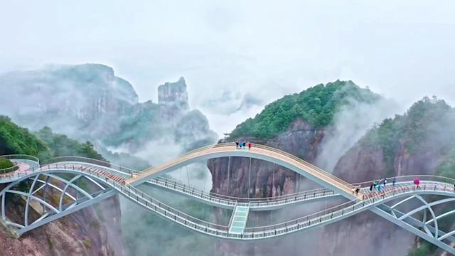 Cầu uốn lượn giữa 2 vách núi cao 140 m ở Trung Quốc gây bão mạng xã hội-2