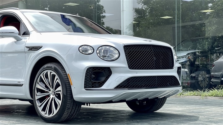 Bentley Bentayga V8 2021 với nội thất màu đặc biệt tại Việt Nam-5