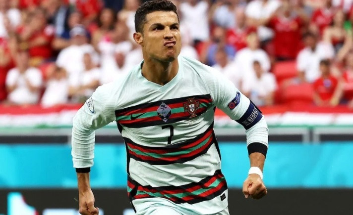 Ronaldo lập cú đúp, xô đổ các kỷ lục VCK EURO-1