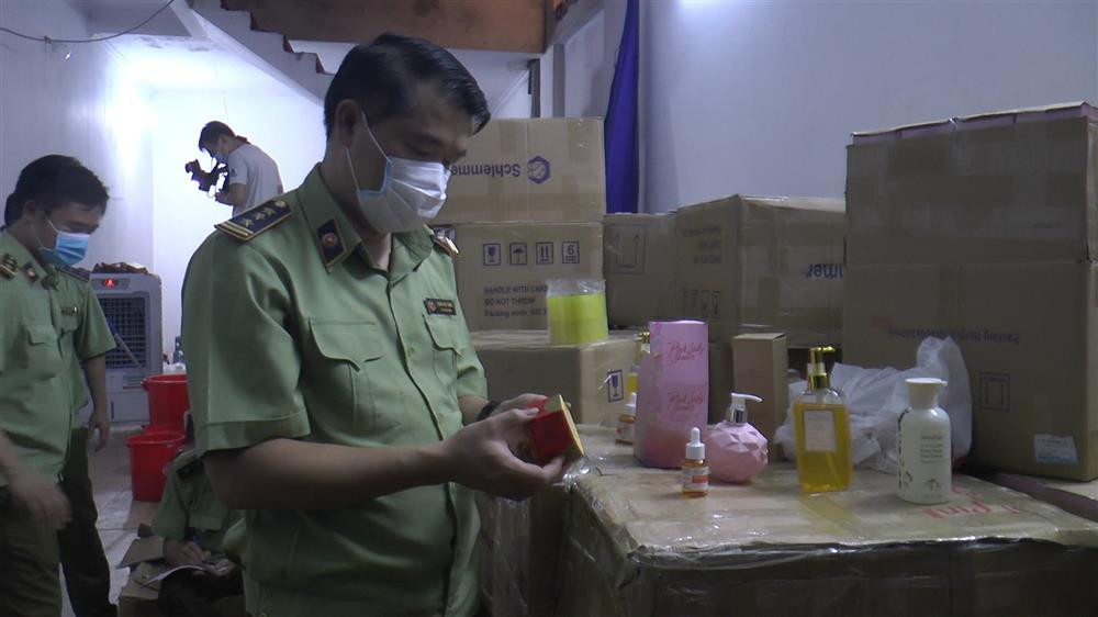 Hà Nội: Thu giữ gần 10000 lọ sữa tắm mỹ phẩm không rõ nguồn gốc-2