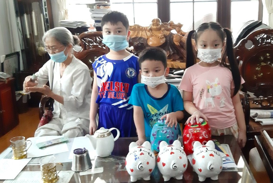 Dân Sài Gòn, người bán cây kiểng, nhà đập heo đất ủng hộ tiền mua vắc xin-3