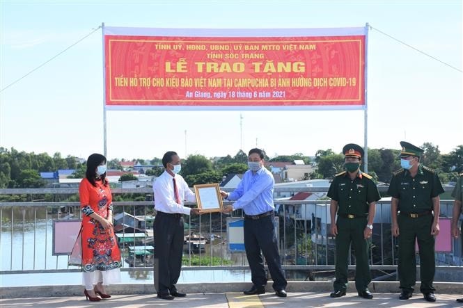 Hỗ trợ cộng đồng người Khmer gốc Việt tại Campuchia khắc phục khó khăn hình ảnh 1 Ho tro cong dong nguoi Khmer goc Viet tai Campuchia khac phuc kho khan hinh anh 1