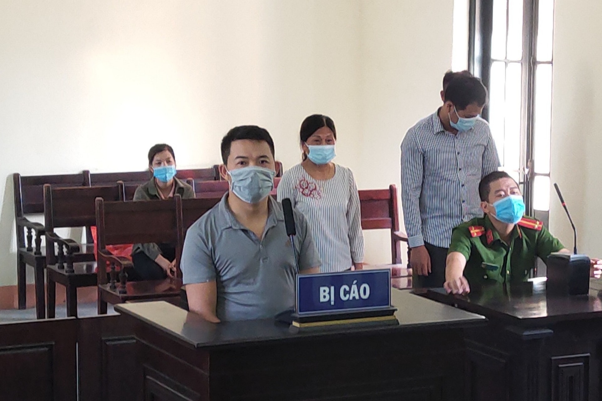 Lĩnh 2 năm tù vì tấn công học viên Học viện Cảnh sát tại chốt kiểm dịch - 1 Lĩnh 2 năm tù vì tấn công học viên Học viện Cảnh sát tại chốt kiểm dịch-1