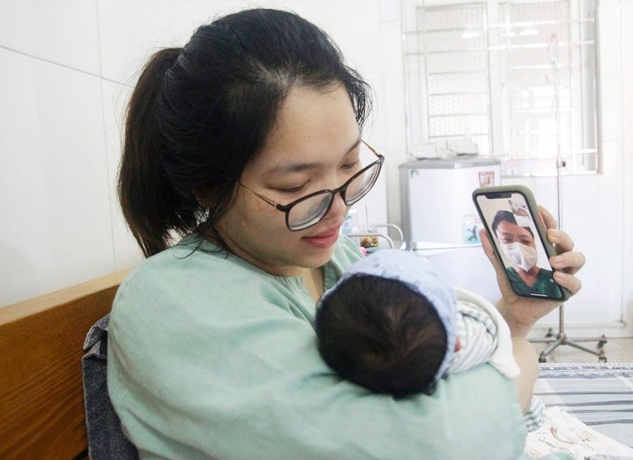 Cuộc gặp đặc biệt của bác sĩ ở tâm dịch Bắc Giang với con gái mới sinh-1