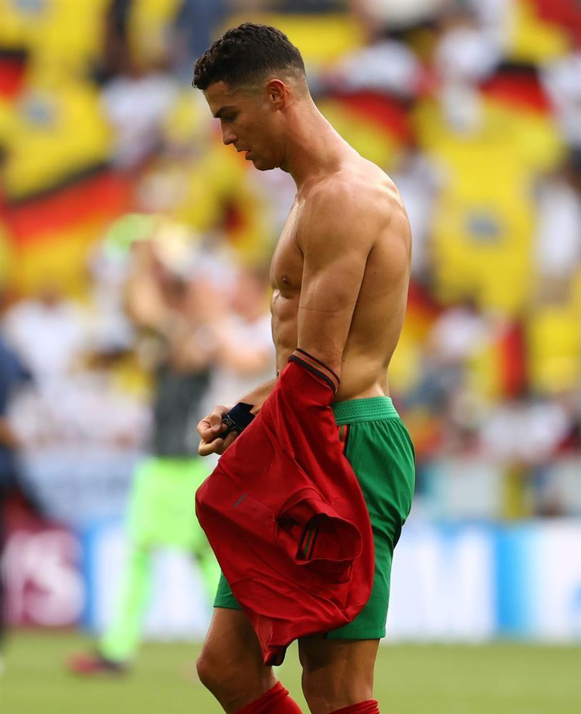Ronaldo lột áo tặng fan: Ngã gục với body 6 múi sầu riêng-4